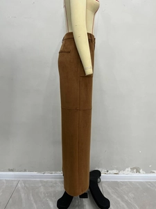 Detailansicht der braunen Wildlederhose mit hoher Taille, Stoffstruktur und Seitentasche