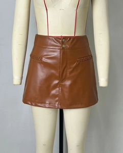 Détail du short taille haute en similicuir marron avec poches à texture tressée unique