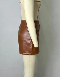 Vue détaillée d'une mini-jupe en similicuir marron à taille haute sur un mannequin de mode