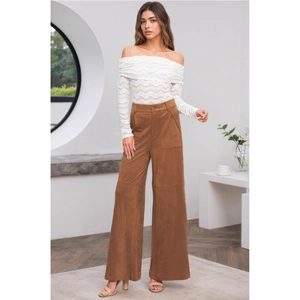 Makroansicht der braunen Wildlederhose mit hoher Taille und großen Seitentaschen
