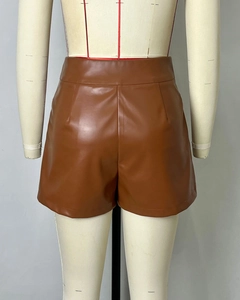 Vue détaillée du short en cuir PU marron à taille haute avec pinces pour coupe ajustée