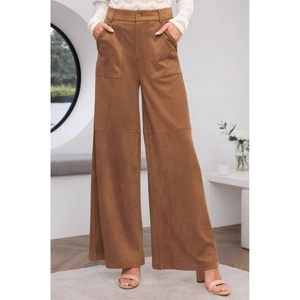 Detail der braunen Wildlederhose mit hoher Taille und geflochtenen Details an den Taschen