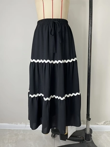 Gonna lunga bohémien nera a balze da donna con ricamo a onde bianco e coulisse in vita