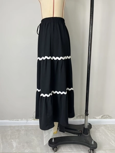 Gonna lunga a balze nera con bordo smerlato bianco e coulisse elastica in vita