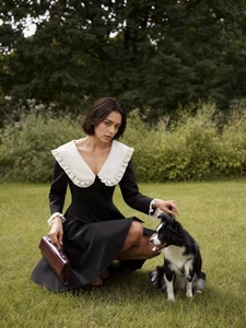 Robe trapèze noire de style français avec col blanc contrasté et volants