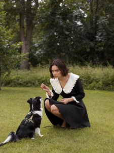Robe trapèze élégante contrastée noir et blanc avec col Claudine et manches volantées