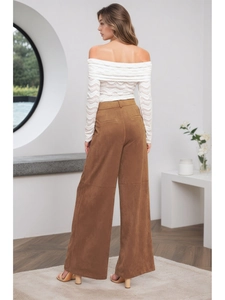 Hoch taillierte Damen-Wildlederhose mit weitem Bein in Dunkelbraun mit Spitzenoberteil