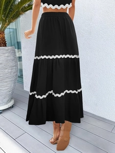 Completo due pezzi nero da donna con finiture ondulate bianche, crop top e gonna maxi
