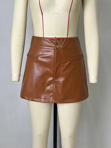 Jupe courte en cuir PU marron à taille haute avec doubles boutons et poches latérales tressées