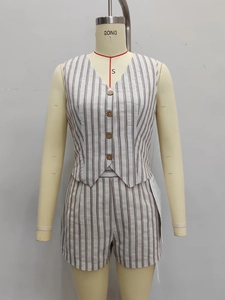 Conjunto de 2 piezas para mujer con chaleco de rayas con cuello en V y pantalones cortos