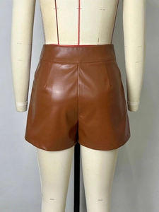 Short femme en similicuir marron foncé à taille haute et coupe évasée amincissante