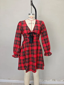 Robe trapèze de Noël rouge à carreaux pour femmes avec col en V, nœud et manches lanternes
