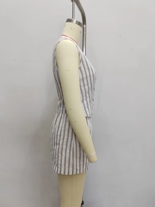 Conjunto de dos piezas a rayas para mujer con chaleco con cuello en V y pantalones cortos