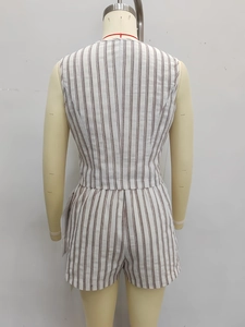 Conjunto de dos piezas a rayas para mujer con chaleco entallado y pantalones cortos vista posterior