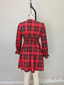 Robe trapèze à carreaux rouge et noir avec manches lanterne et taille élastique sur mannequin
