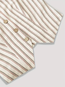 Primer plano del chaleco a rayas con botones de madera mostrando textura de lino y detalles