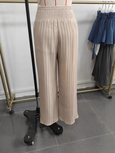 Pantalon plissé femme à taille haute et jambe large en mousseline beige fluide élégant