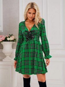 Robe trapèze courte à carreaux avec décolleté en V, manches bouffantes et nœuds