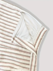 Detalle de la cremallera invisible y la tela de rayas del conjunto de verano chic