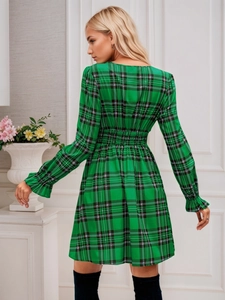 Vue arrière d'une robe à carreaux verts avec taille élastique et poignets à volants