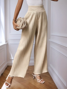 Détail d'un pantalon large plissé en mousseline à taille haute et taille élastique