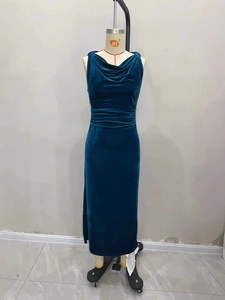 Robe longue sans manches en velours bleu sarcelle foncé avec décolleté drapé et plis