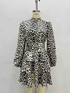 Robe en mousseline à imprimé léopard avec manches longues et volants étagés