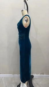 Détail de la robe de soirée en velours vert émeraude avec drapé latéral et fente