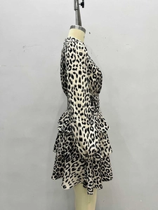 Détail de la robe en mousseline à imprimé léopard avec jupe à volants et manches longues