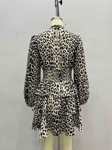 Robe longue en mousseline à imprimé léopard avec taille smokée et ourlet à volants