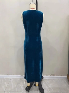 Robe longue élégante en velours bleu paon sans manches avec coupe ajustée et vue de dos
