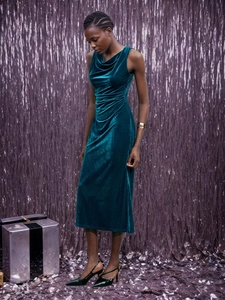 Détail de la robe midi en velours bleu sarcelle foncé avec col bénitier et fronces latérales