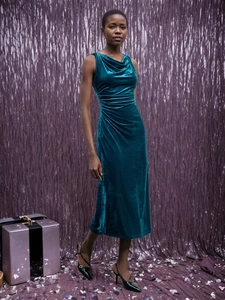Robe de Soirée Élégante en Velours Sans Manches pour Femmes Col Bénitier Plissé Fente Latérale Coupe Ajustée Robe Maxi pour Banquet Fête