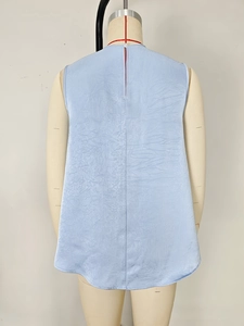 Elegante top senza maniche in raso celeste con trama plissettata e apertura sul retro