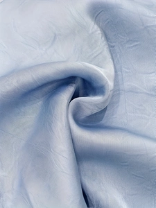 Dettaglio macro in raso azzurro elegante con sottile trama verticale e lucentezza seta