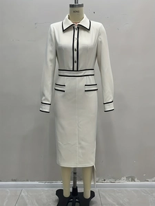 Robe chemise longue blanche élégante de style français avec liserés noirs et boutons
