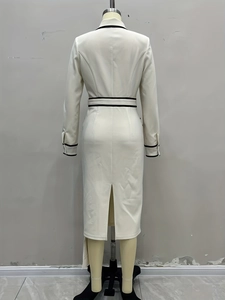 Robe mi-longue blanche élégante à manches longues avec bordure noire et fente au dos