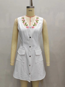 Elegantes weißes ärmelloses V-Ausschnitt Kleid mit rosa Stickerei und Metallknöpfen