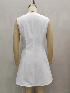 Ärmelloses weißes A-Linien-Kleid mit taillierter Passform und Rückansicht-Silhouette