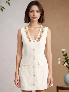 Elegantes ärmelloses weißes Kleid mit Blumenstickerei, Knopfleiste und großen Seitentaschen