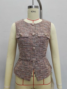 Veste sans manches en tweed pour femme avec basque, boutons en métal et ceinture assortie