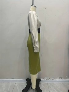 Detailansicht des dreifarbigen Satin-Midikleides mit Spitze und geknöpften Manschetten