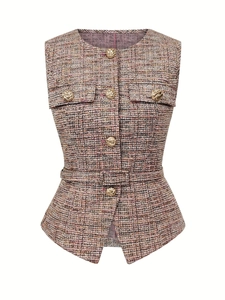 Détail de gilet en tweed rose avec boutons dorés texturés et tissu tissé élégant