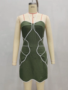 Robe courte évasée vert foncé à licou avec bordures géométriques blanches et maille douce