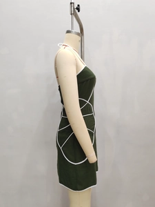 Mini-robe licou vert foncé élégante avec liserés blancs et coupe ajustée moderne
