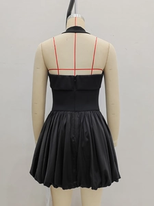 Vista posteriore dell'abito mini nero a trapezio con corpino aderente e gonna a sbuffo