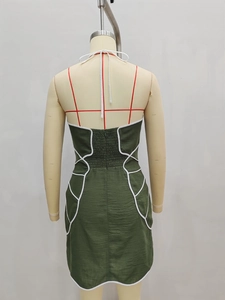 Robe courte évasée dos nu licou vert foncé élégante avec des passepoils blancs