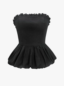 Gros plan détaillé d'un haut bustier noir à basque avec bords volantés et ourlet bouffant