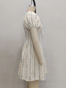 Robe courte à fleurs avec manches bouffantes et taille cintrée en blanc cassé
