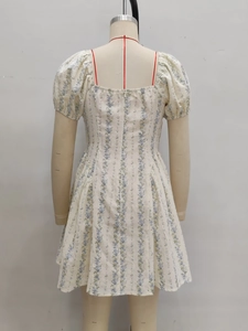 Robe courte fleurie rétro française avec col carré et manches bouffantes d'été